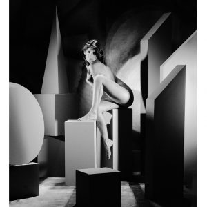 70 x 90 cm Women on Pedestal between Boxes - b12373