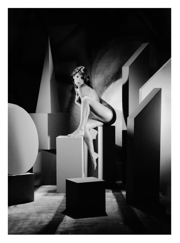 30 x 40 cm Women on Pedestal between Boxes - b12373