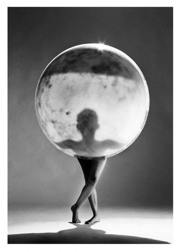 30 x 40 cm Women holding the Moon - c13211