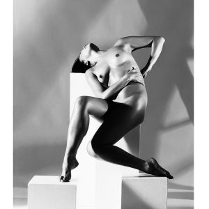 30 x 40 cm Resting On Blocks - f15392