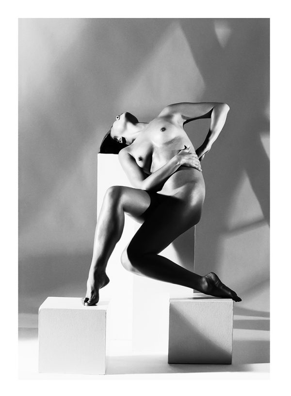 30 x 40 cm Resting On Blocks - f15392